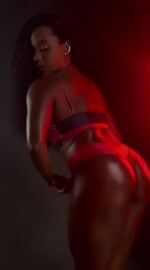 Imagem da acompanhante Yris Queiroz